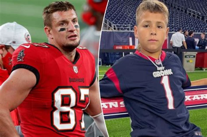 Gronk would get naked and Tom Brady spills the beans on Rob Gronkowskis WEIRD way of dea