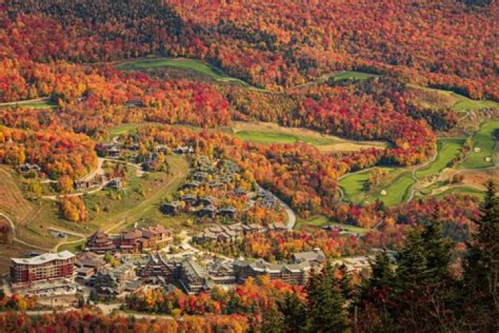 Is there a train in Vermont around the fall foliage?