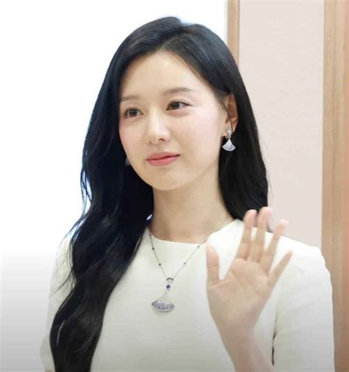 Kim Ji-won Biography