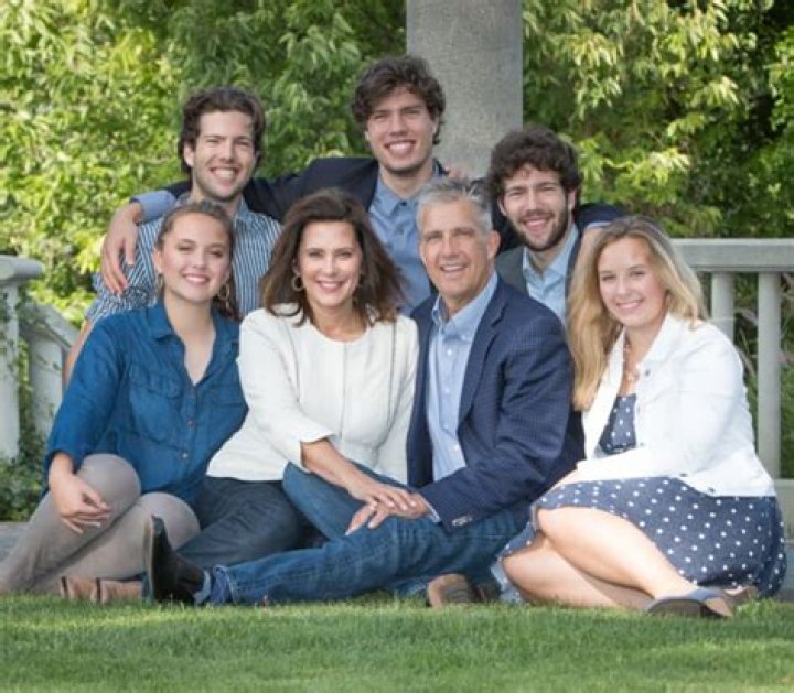 Wiki, Bio, Age, Net Worth, Husband, Daughters ·